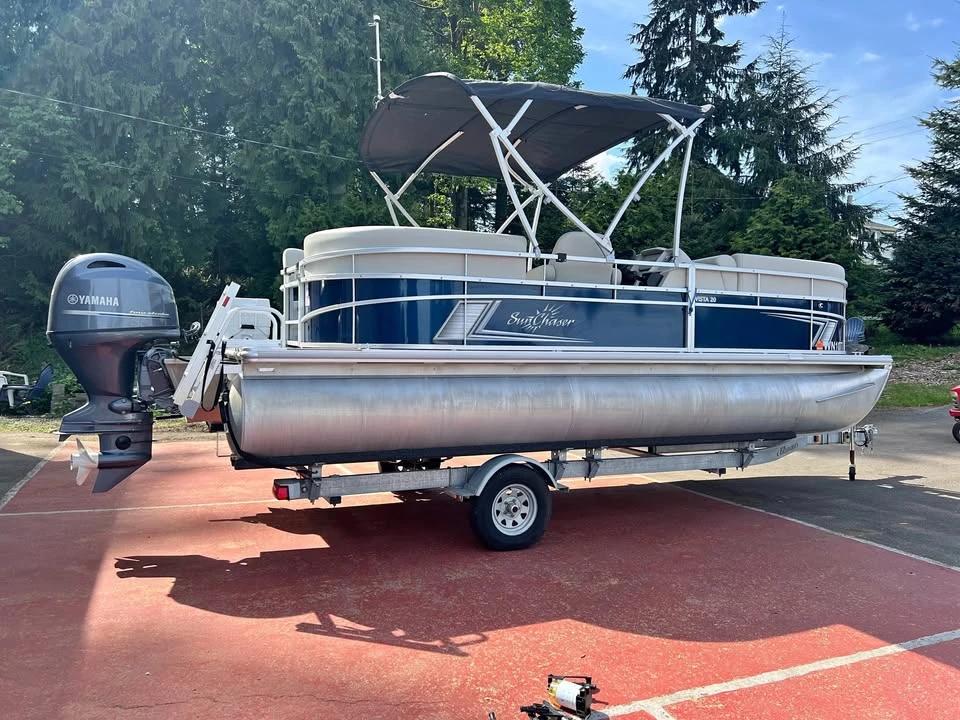 2021 Sun Chaser Pontoon Boat vista 20 lr