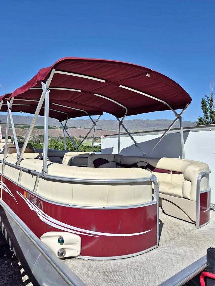 2026 SUN TRACKER PARTY BARGE