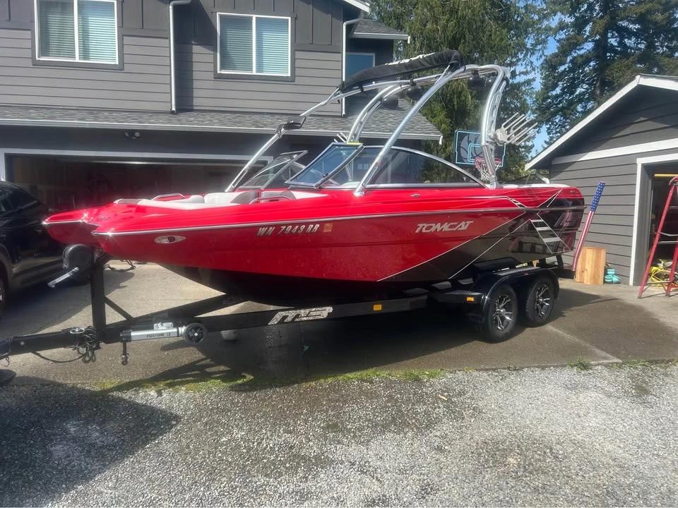 2012 Mb sports tom cat f21 surf boat
