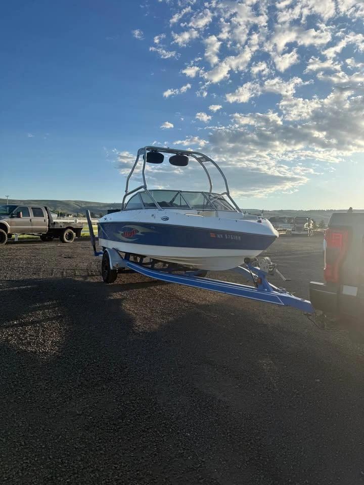 2004 Tige wakeboard boat