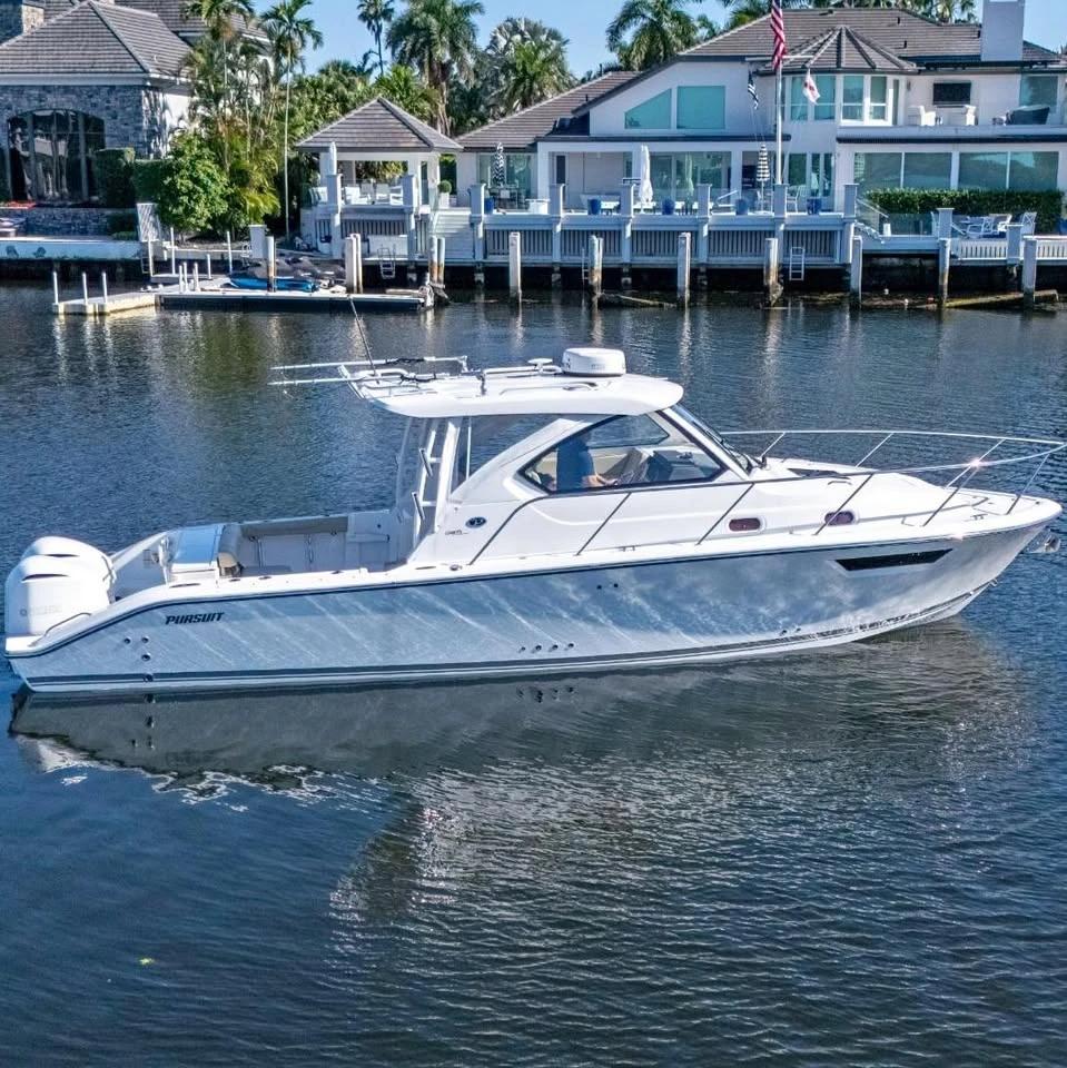 2018 Pursuit 325 OS