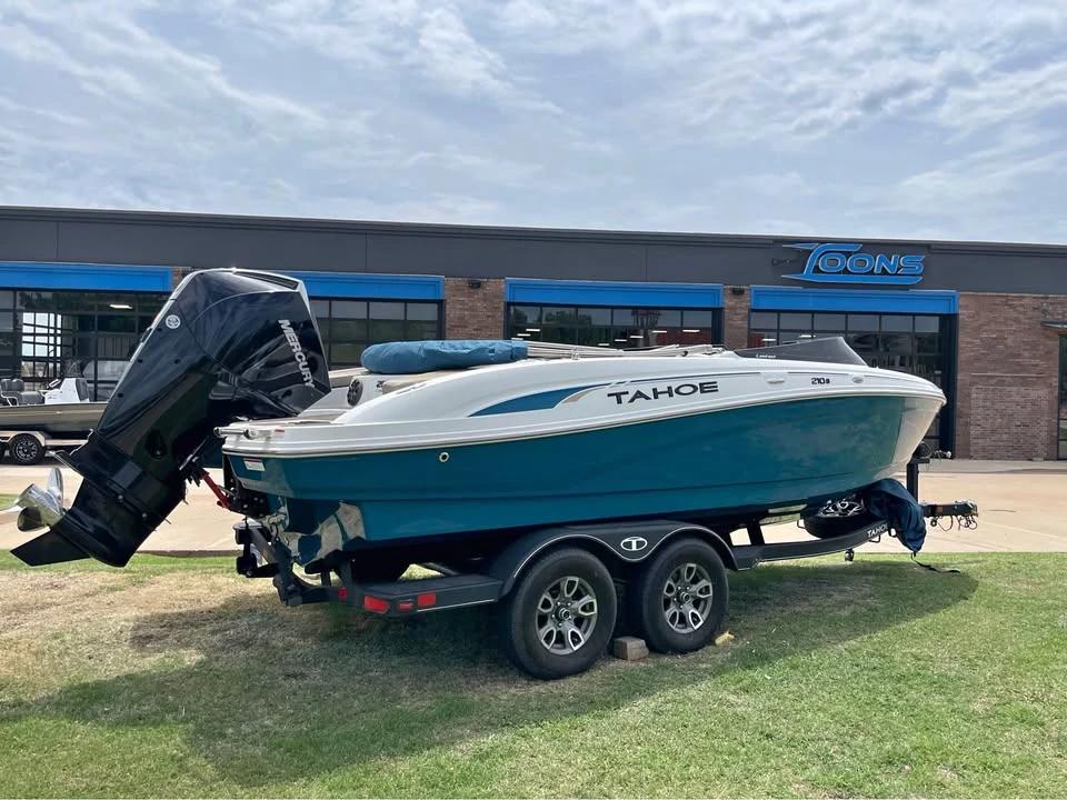 2018 Tahoe 210S