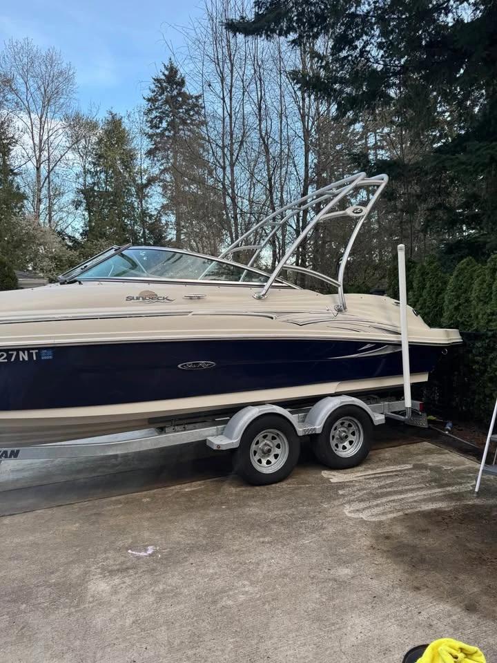 2006 Sea Ray 23’ SUNDECK 220 Sundeck