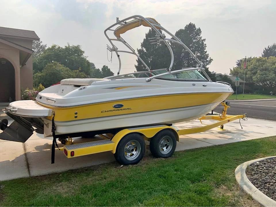 2005 Chaparral Sport Boat 210