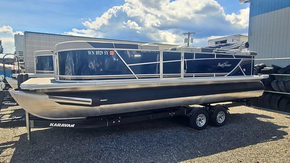 2022 Sunchaser 24 foot full tritoon Geneva 24 SB
