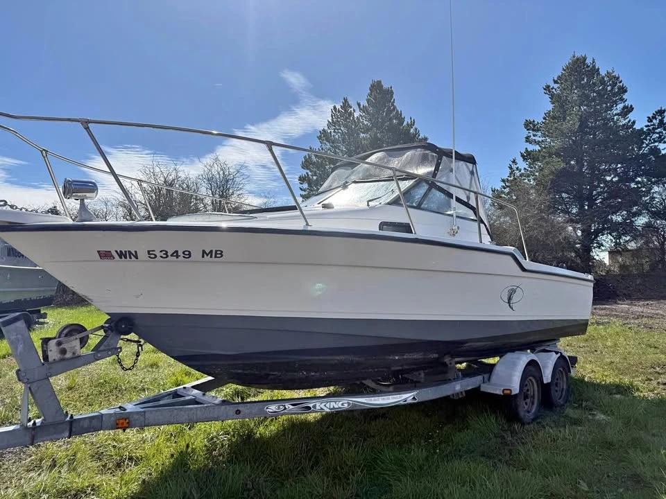 1991 Bayliner Trophy 24’ 2459 Cuddy