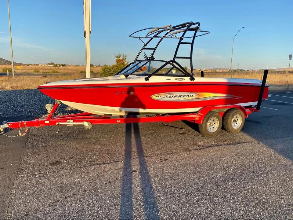 2005 Supreme ski boat