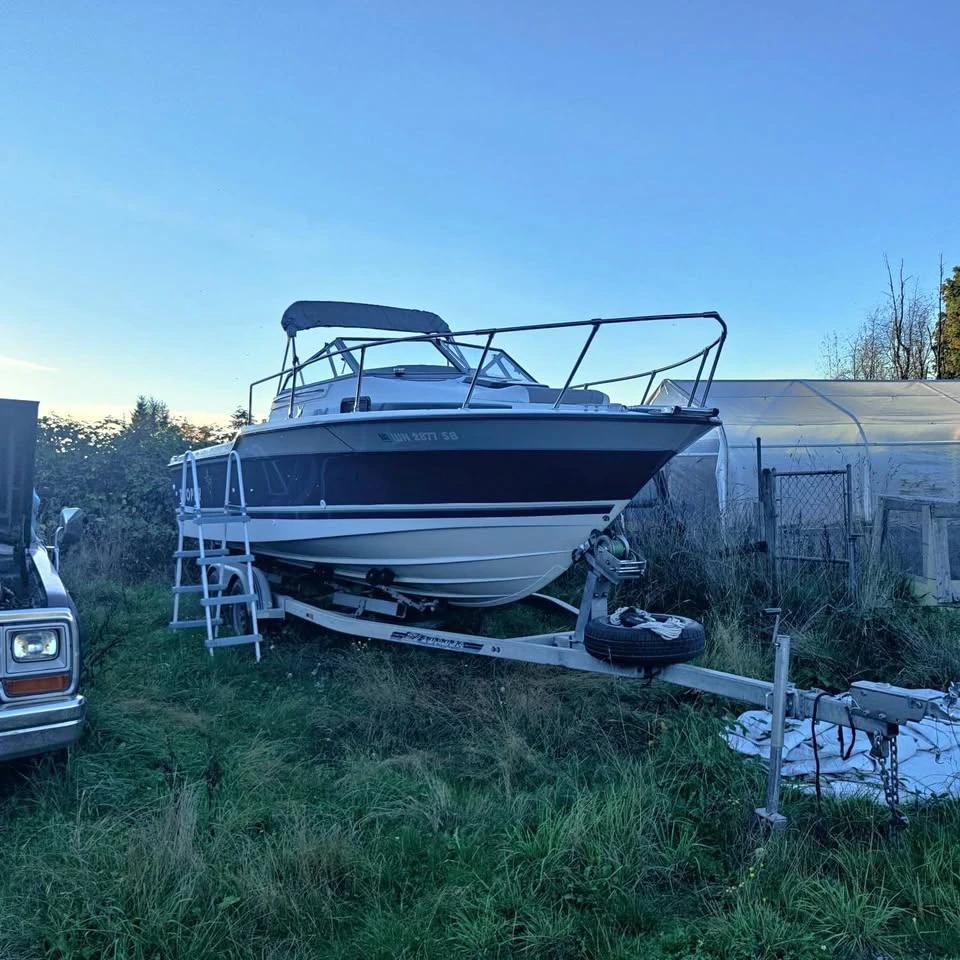 1995 23ft trophy boat 2302 WA