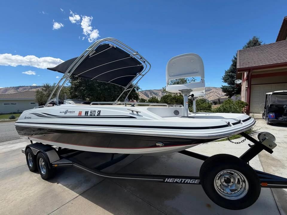 2015 Hurricane SunDeck Sport 188 OB