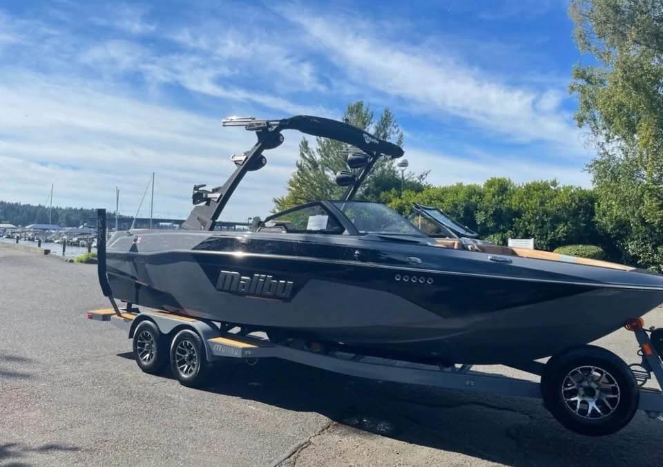 2022 Malibu 23 lsv