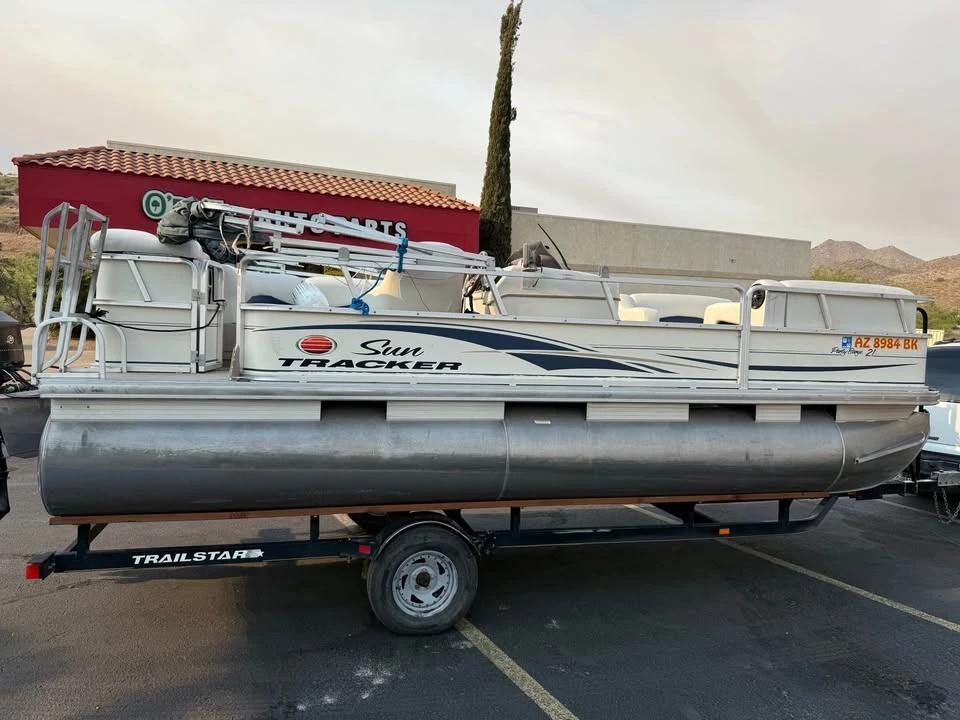 2006 Sun tracker tracker Party Barge 21