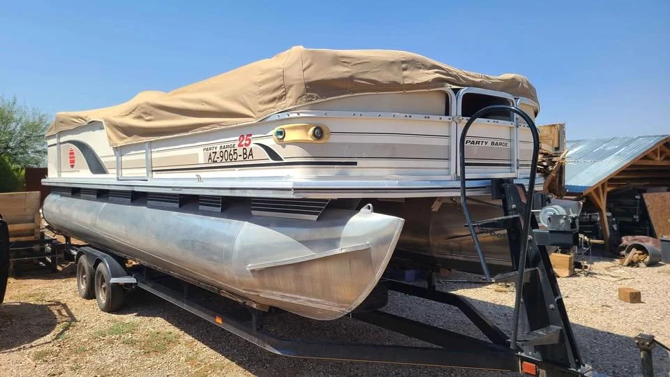 2004 Sun Tracker party barge 25 Party Barge 25