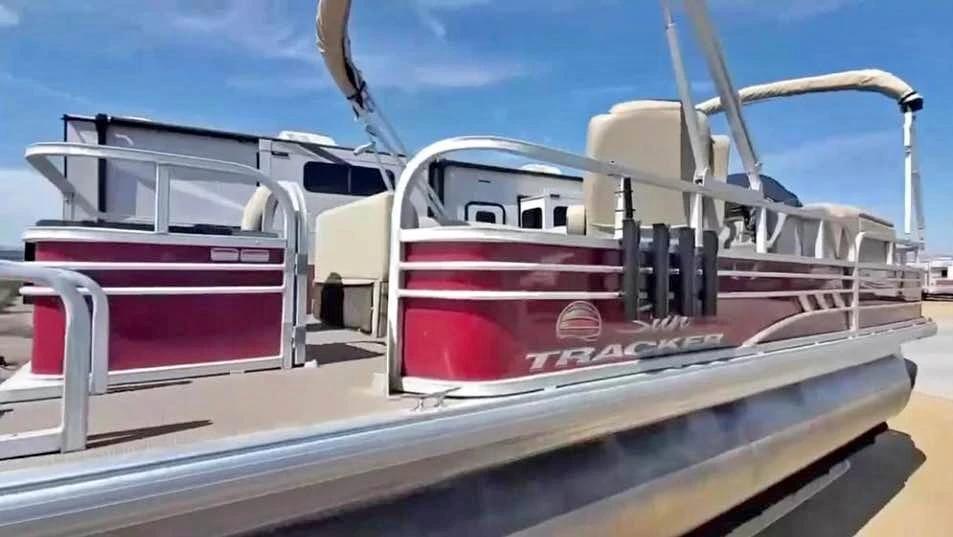 2020 sun tracker pontoon fishing barge Fishin' Barge 20 DLX