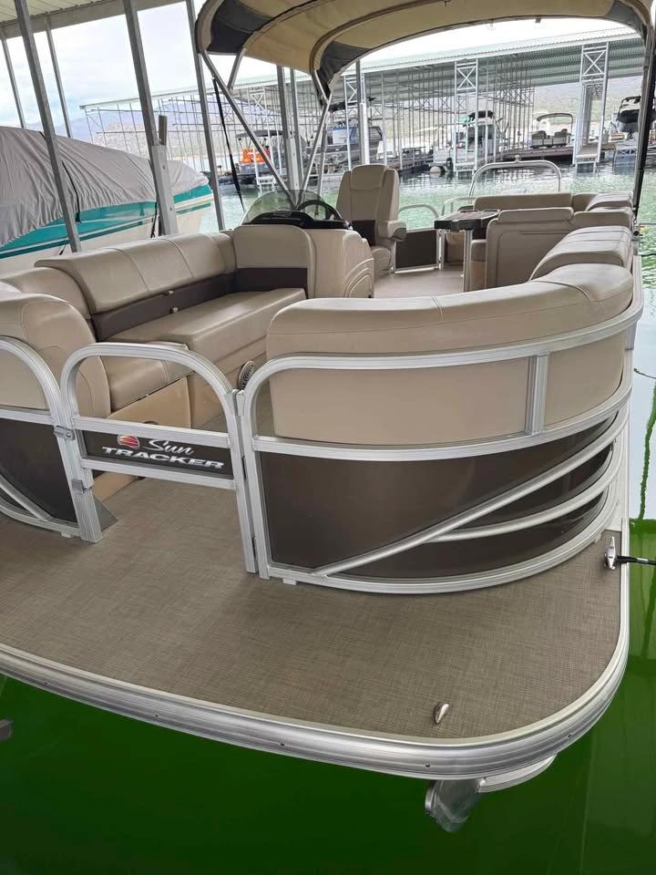 2018 Tracker 24 ft Party Barge 24 DLX