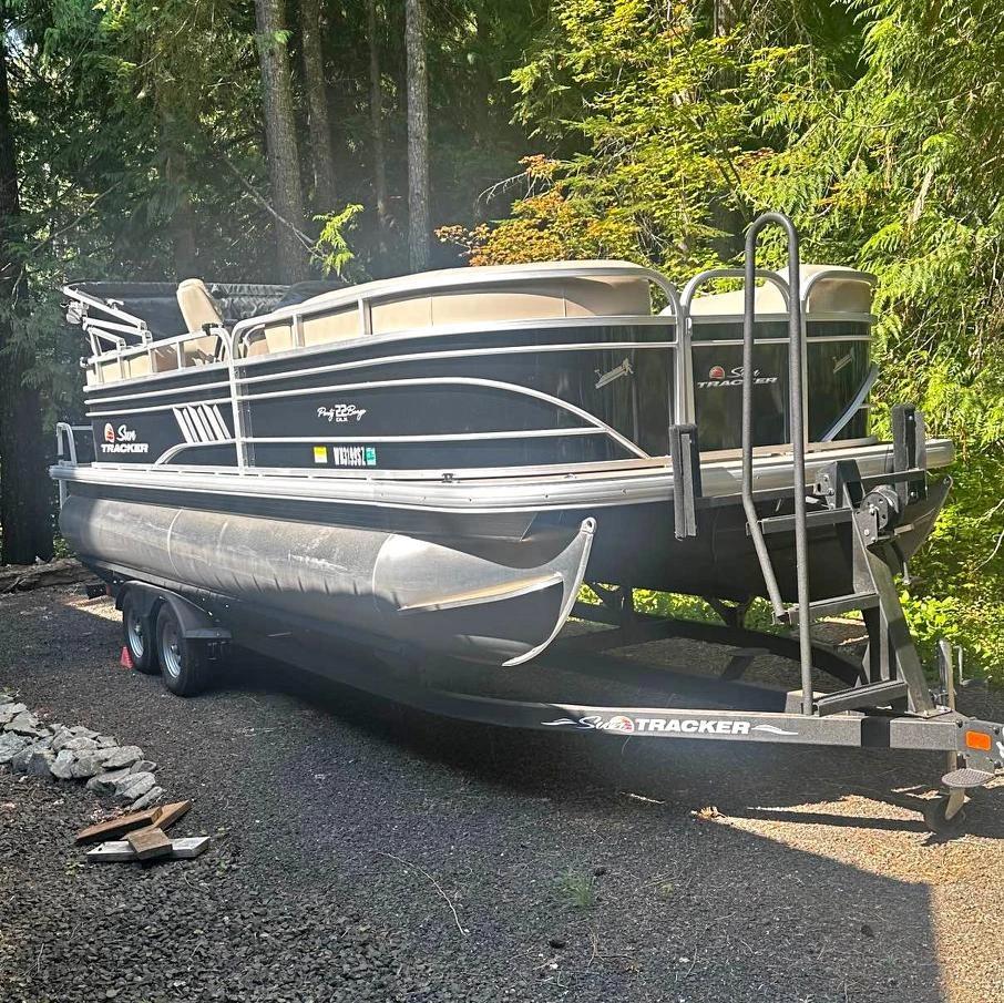 2021 Sun Tracker party barge 22 22 DLX