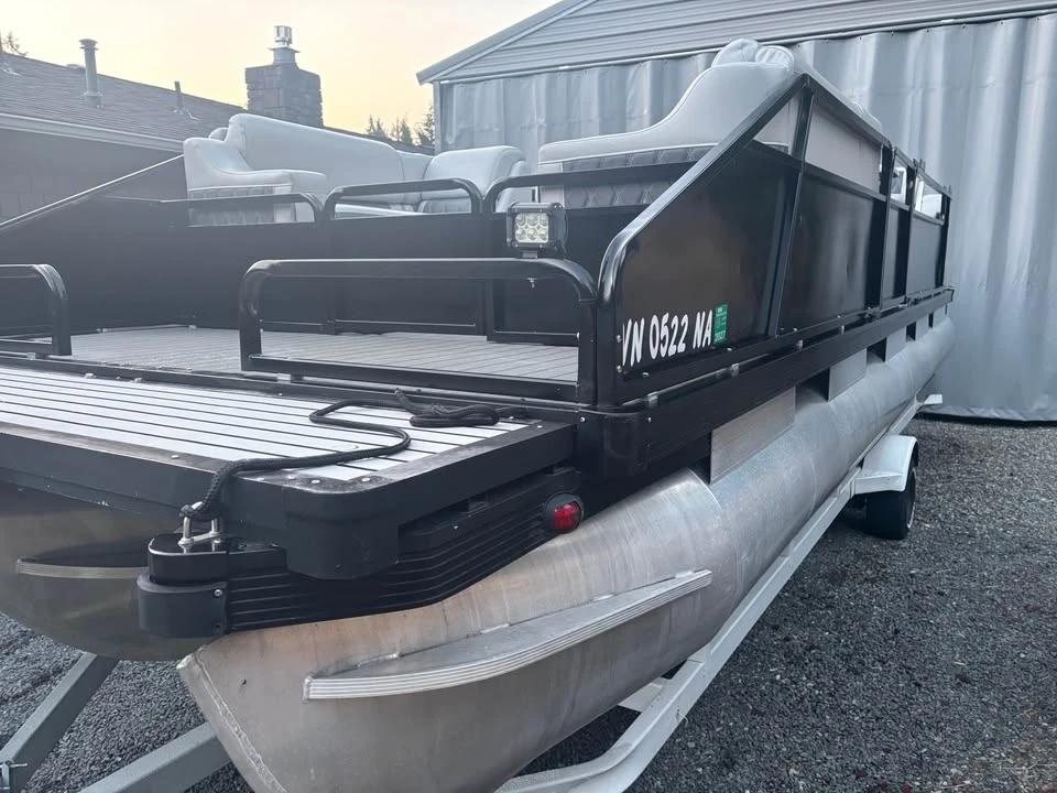 1988 Tracker 24ft Party Barge 24