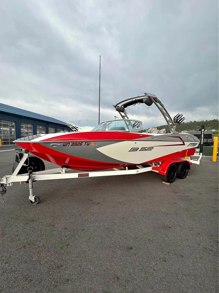 2015 MB Sports b52 surf boat