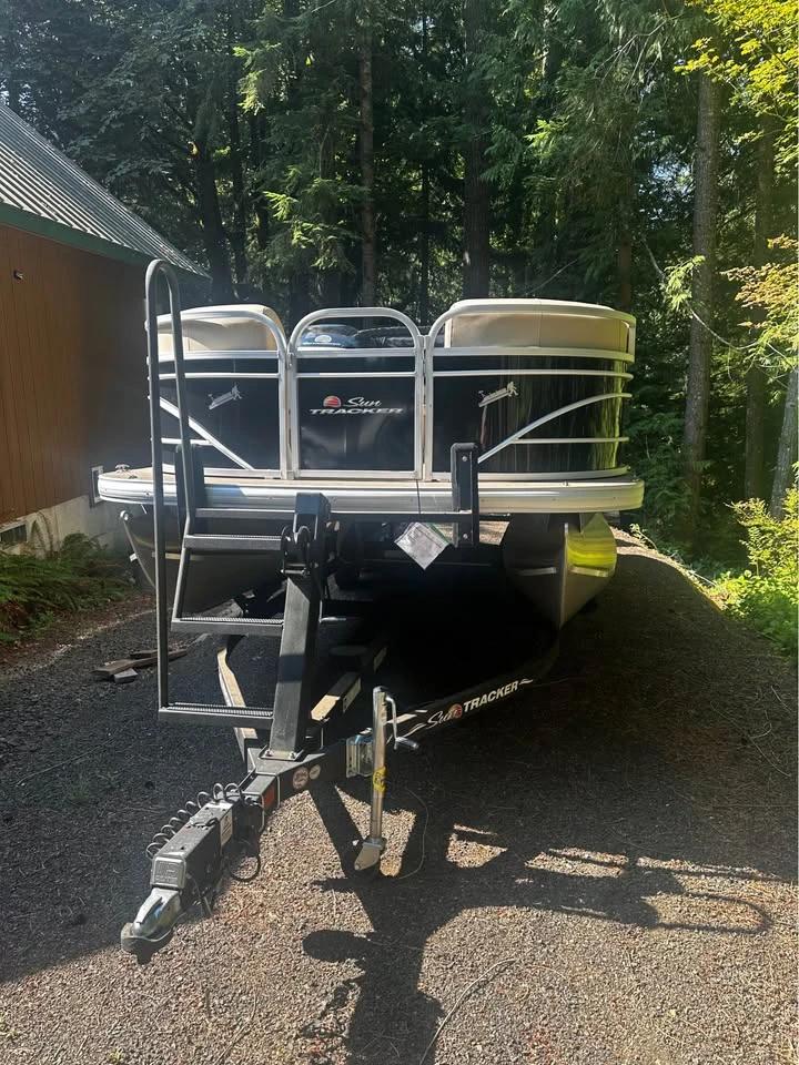 2021 2021 Sun Tracker 22 foot pontoon Party Barge 22 DLX