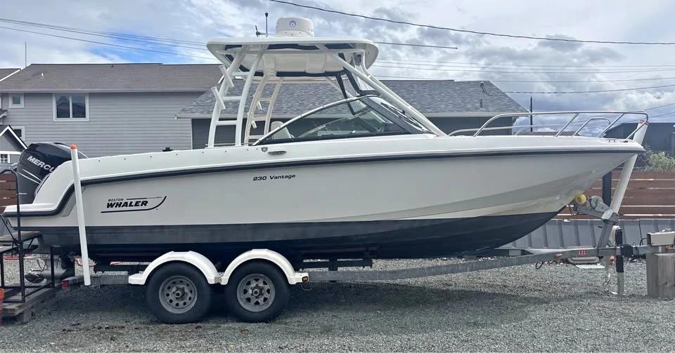 2018 Boston Whaler 230 Vantage